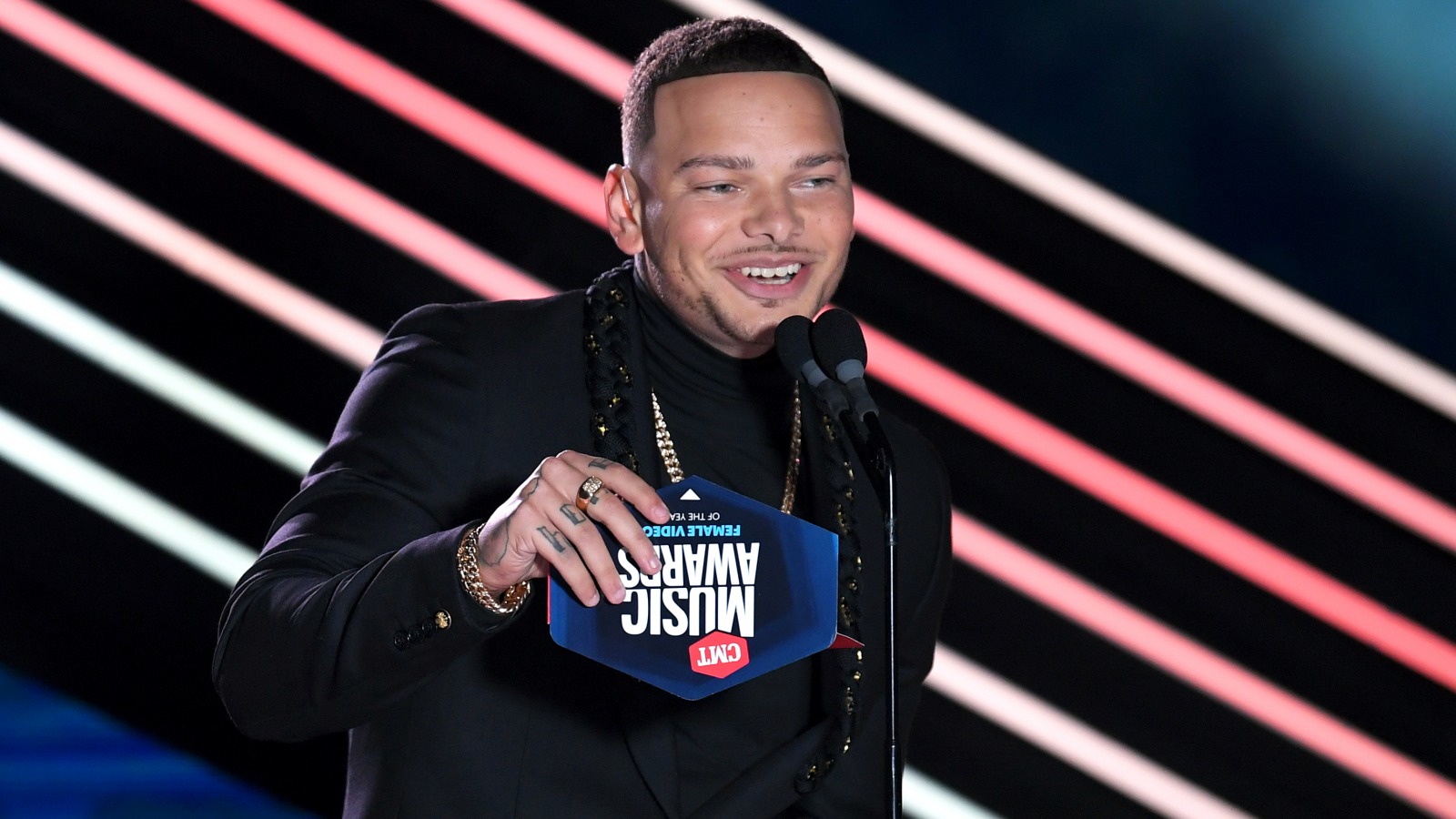 The Emotional Moment Kane Brown And Chris Young Shared At The Cmt Awards