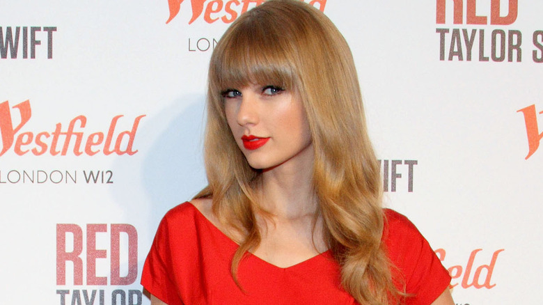 Taylor Swift posing at an event 