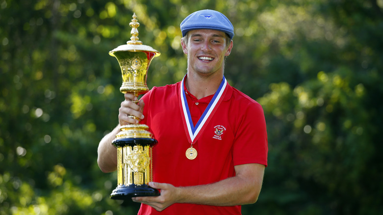 Bryson DeChambeau holds U.S. Amateur trophy