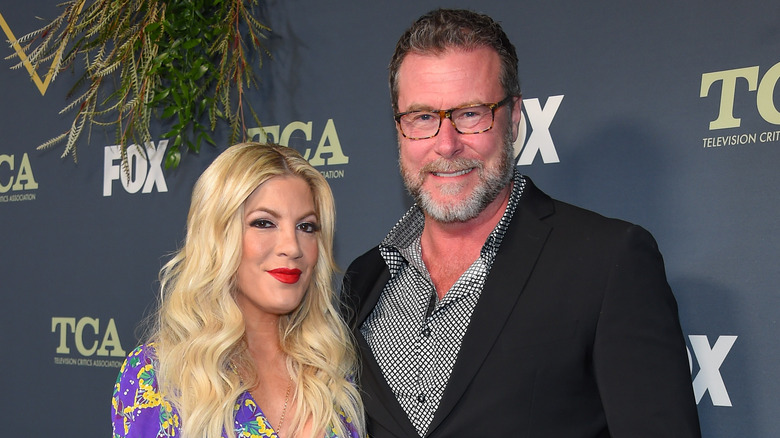 Tori Spelling and Dean McDermitt smiing 