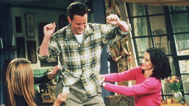  Jennifer Aniston, Matthew Perry, and Courteney Cox set of Friends