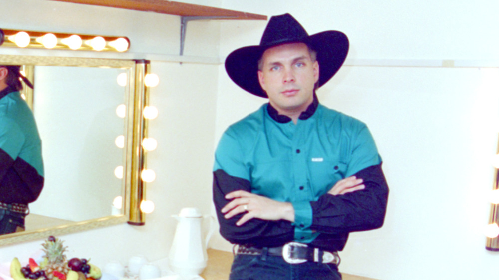 Garth Brooks wears Western attire in 1994