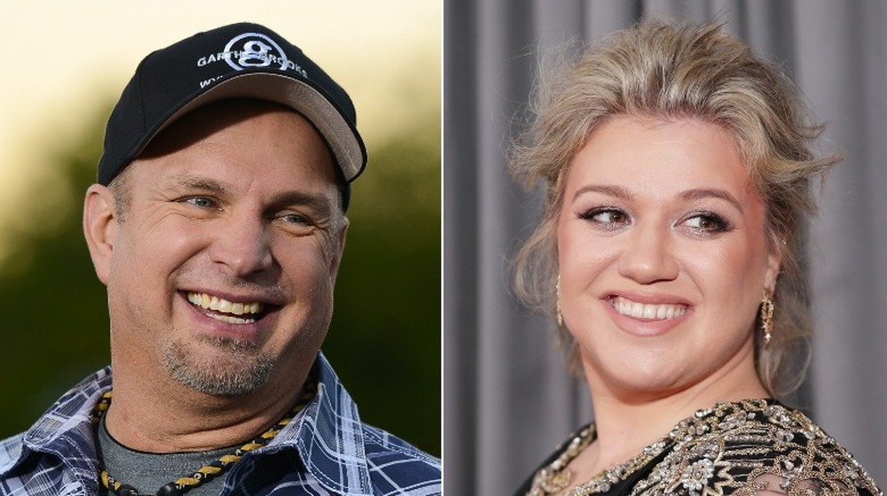 Garth Brooks and Kelly Clarkson smiling