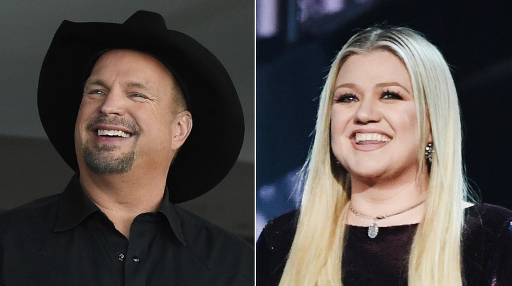 Garth Brooks and Kelly Clarkson smiling