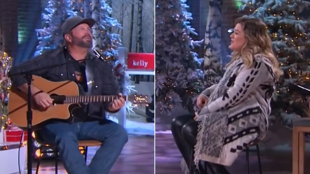 Garth Brooks and Kelly Clarkson singing