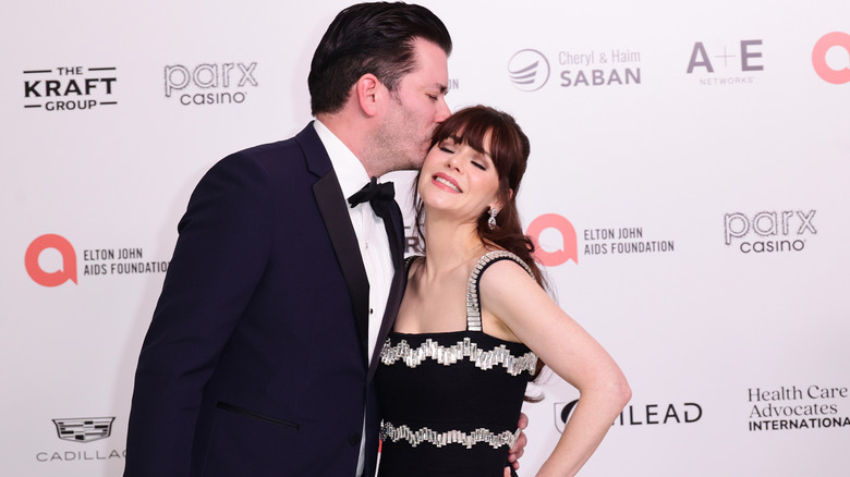 Jonathan Scott kissing Zooey Deschanel