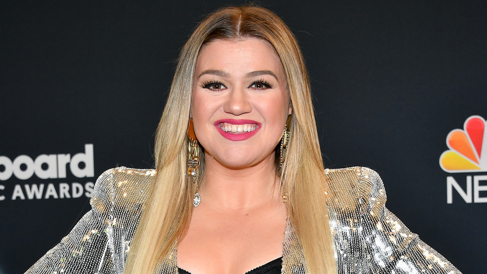 Kelly Clarkson on red carpet