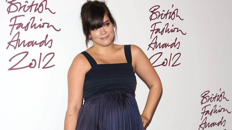 Lily Allen posing on the red carpet pregnant