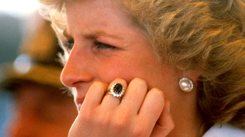 Princess Diana wearing engagement ring