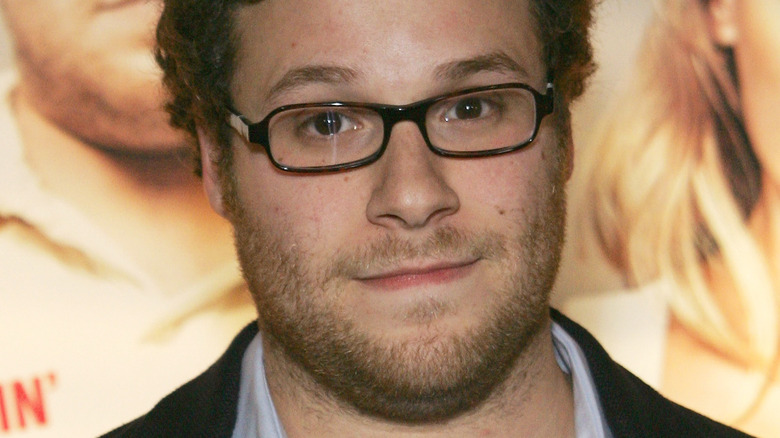 Seth Rogen posing at a Knocked Up premiere