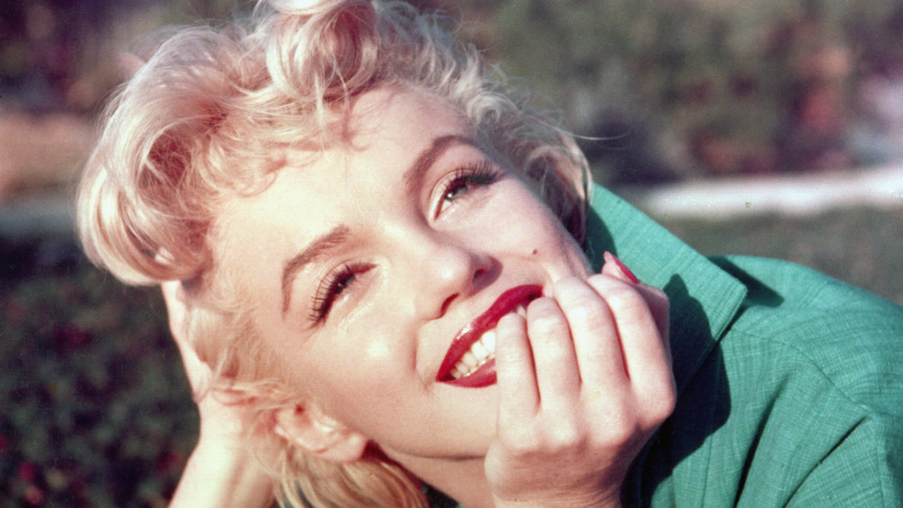 Marilyn Monroe hand on chin