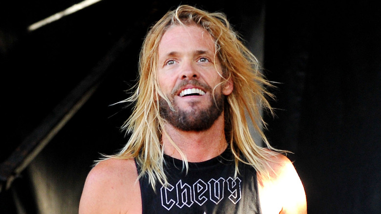 Taylor Hawkins performing