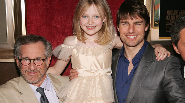 Steven Spielberg Dakota Fanning Tom Cruise smiling