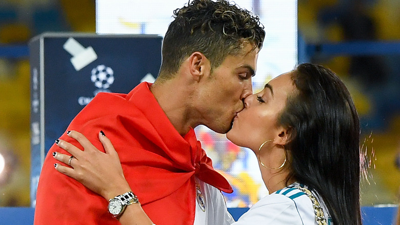 Cristiano Ronaldo and Georgina Rodriguez kiss in 2018