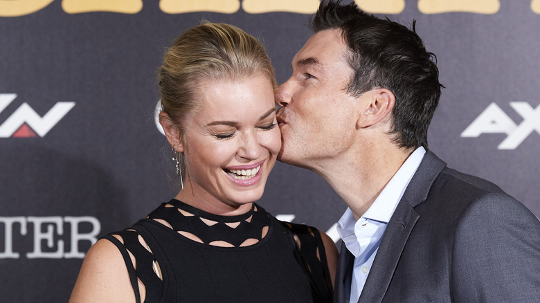 Jerry O'Connell kissing Rebecca Romijn