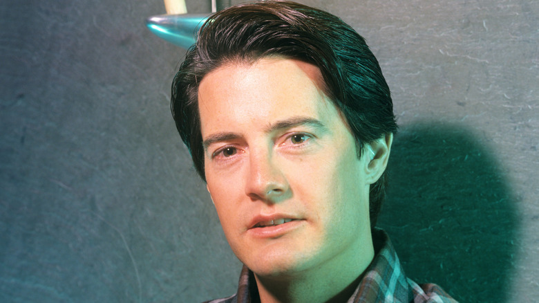 Kyle MacLachlan poses in a plaid shirt in 1995.