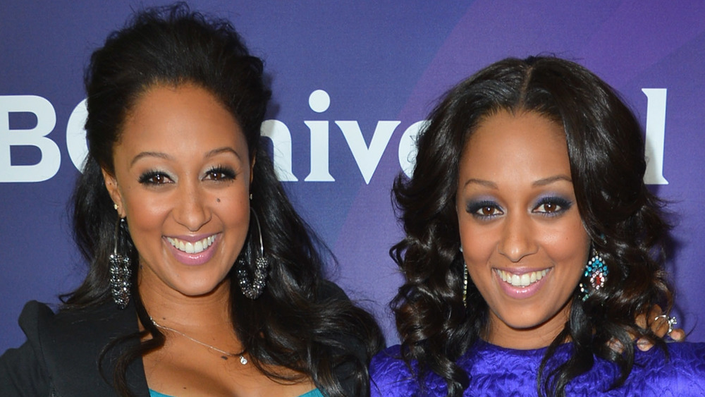 Tia and Tamera Mowry smiling