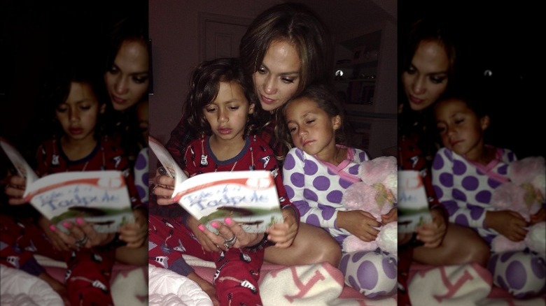 Jennifer Lopez reading to her kids