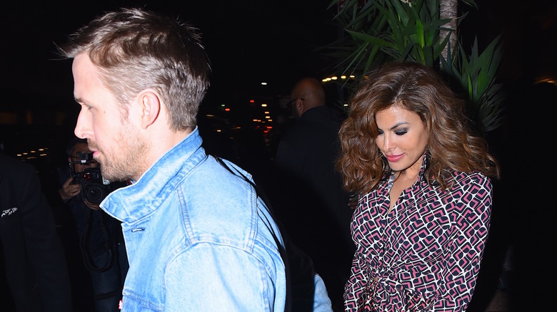 Ryan Gosling and Eva Mendes walking