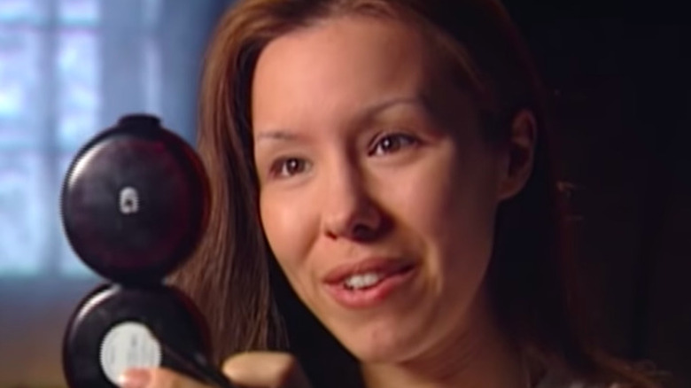 Jodi Arias putting makeup on