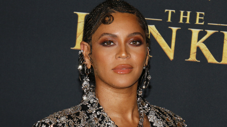  Beyoncé in silver earrings