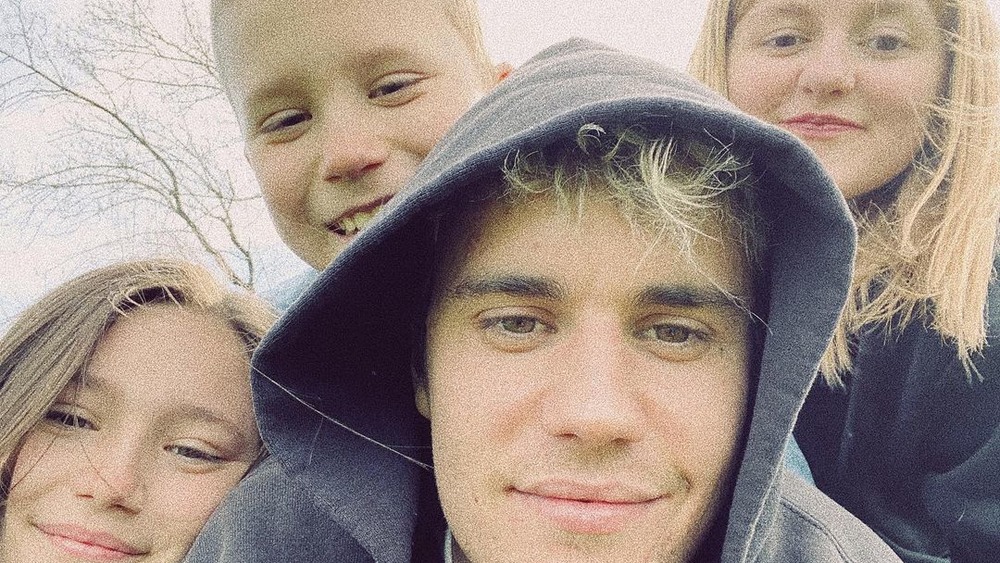 Justin Bieber poses for a selfie with his siblings 