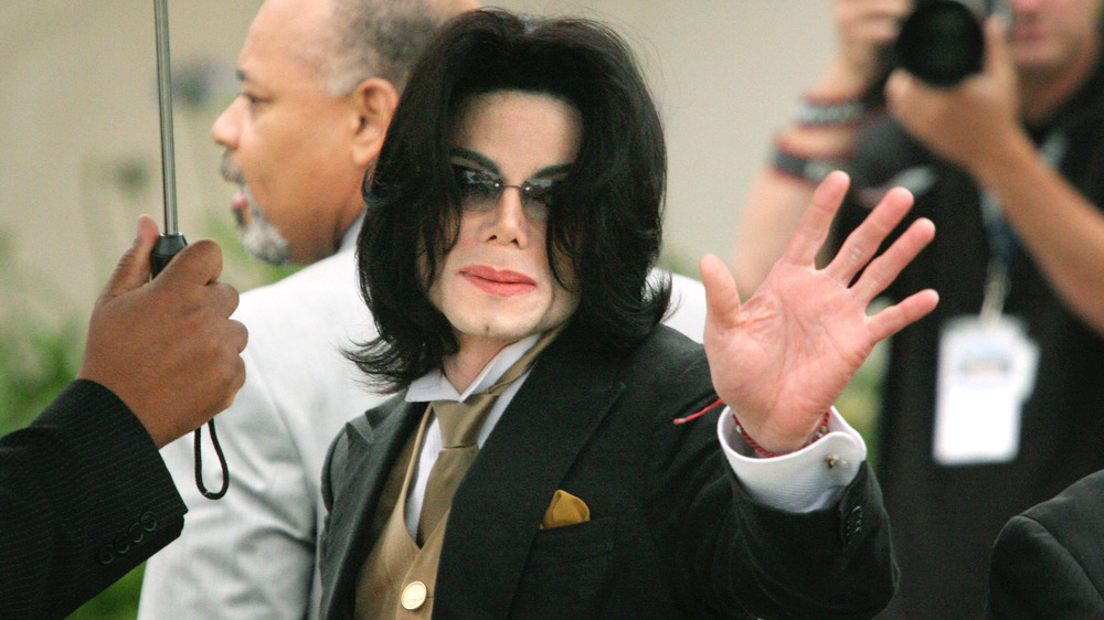 Michael Jackson waving to a crowd 