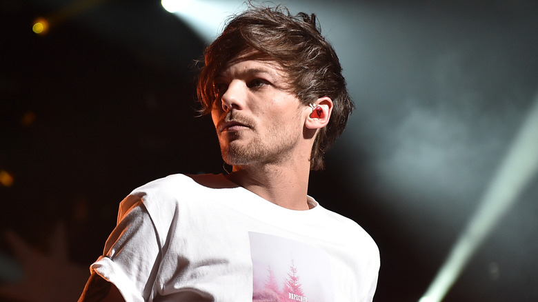 Louis Tomlinson on stage