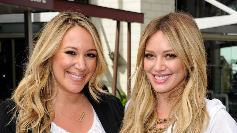 Hilary and Haylie Duff smiling