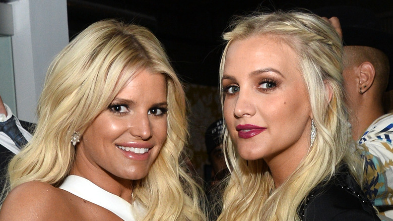 Jessica and Ashlee Simpson smiling