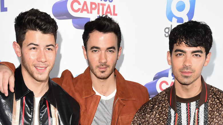 Nick, Joe and Kevin Jonas posing