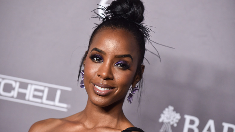 Kelly Rowland posing at event