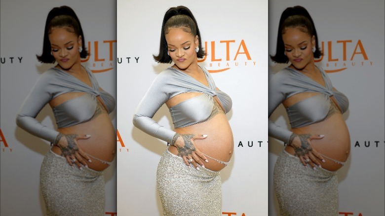 Rihanna proudly posing while pregnant