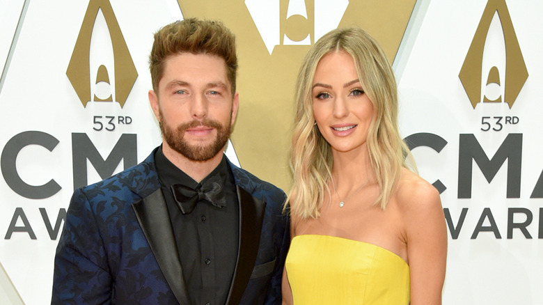 Chris Lane and Lauren Bushnell posing