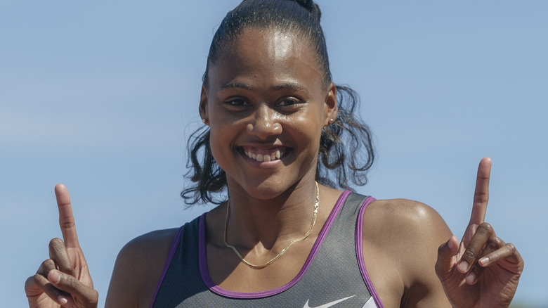 Marion Jones holding up both index fingers