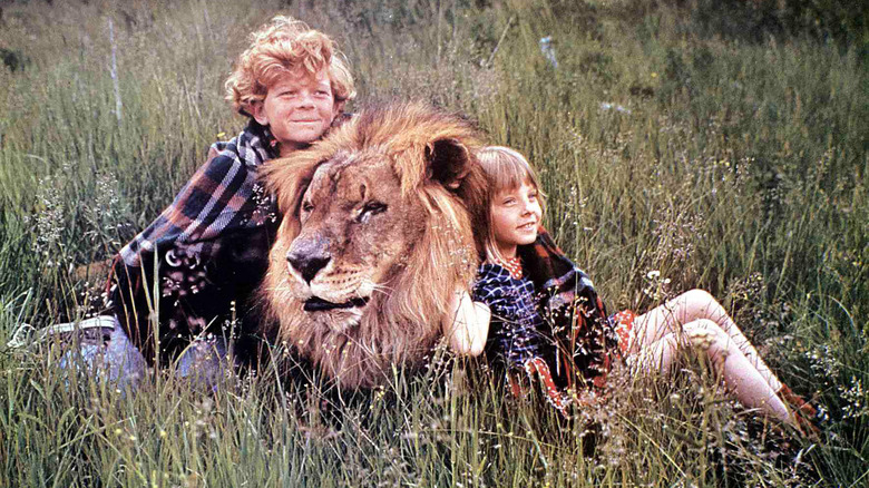 Jodie Foster and Johnny Whitaker with a lion