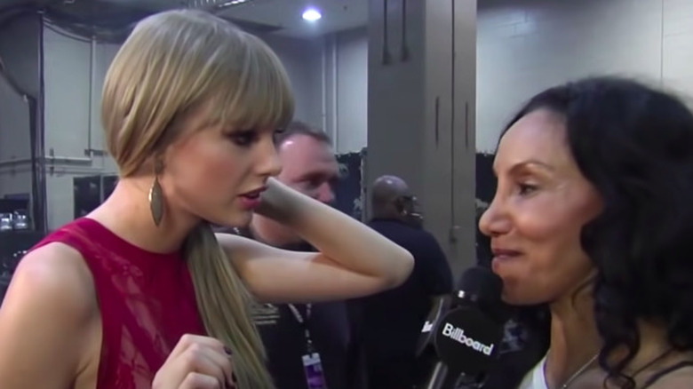 Taylor Swift giving an interview 