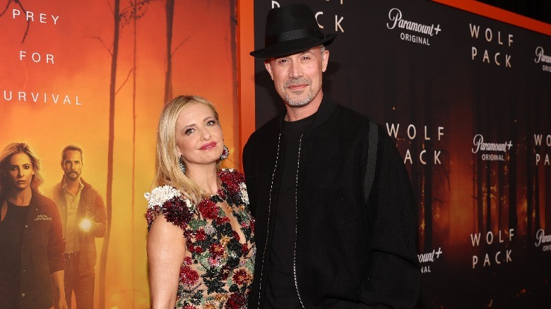 Sarah Michelle Gellar and Freddie Prinze Jr. smiling