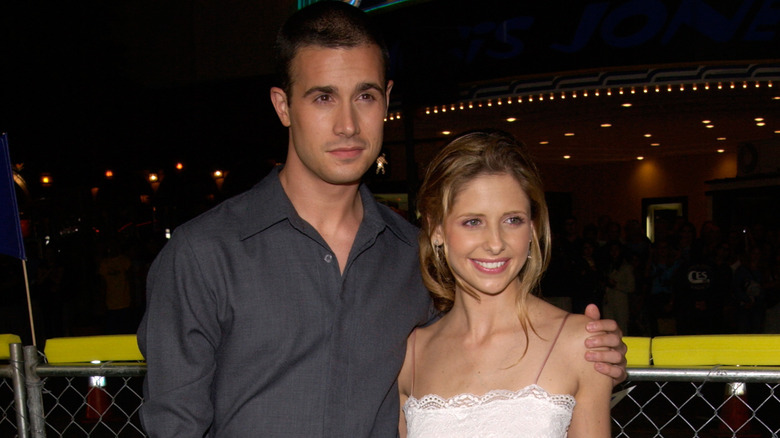 Freddie Prinze Jr. with arm around Sarah Michelle Gellar