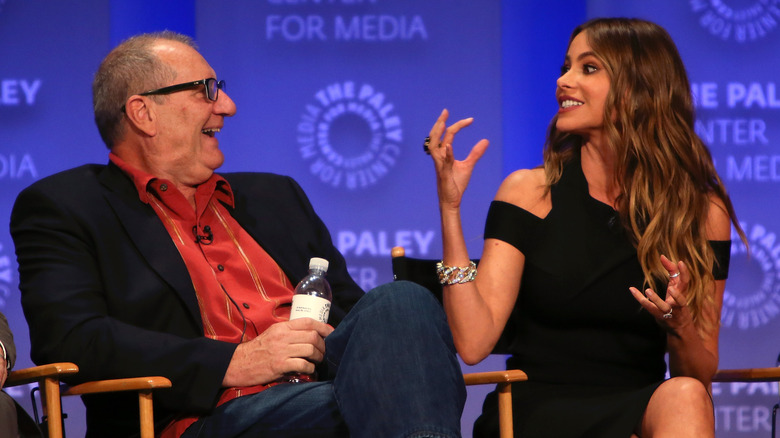 Ed O'Neill and Sofia Vergara talking