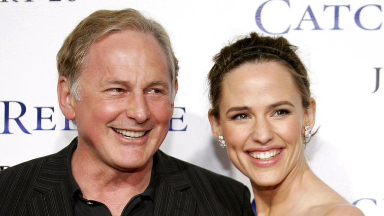 Victor Garber and Jennifer Garner smiling on red carpet