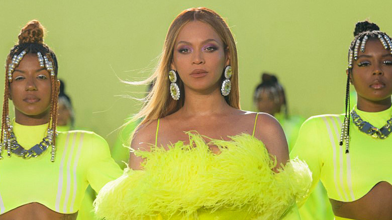 Beyonce posing between two women