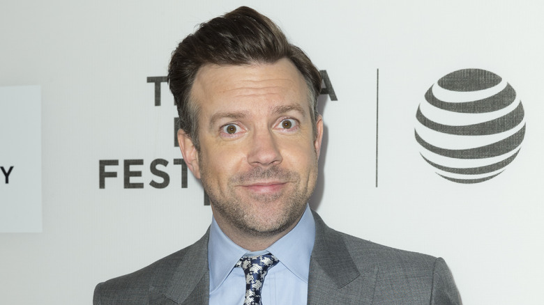 Jason Sudeikis on the red carpet