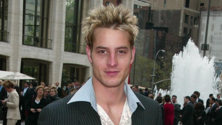 Justin Hartley smiling in 2002