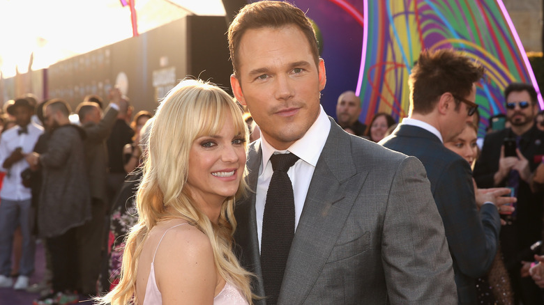 Anna Faris and Chris Pratt posing on the red carpet