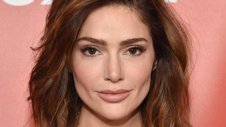 Janet Montgomery, smirking, 2019 red carpet, brown hair down