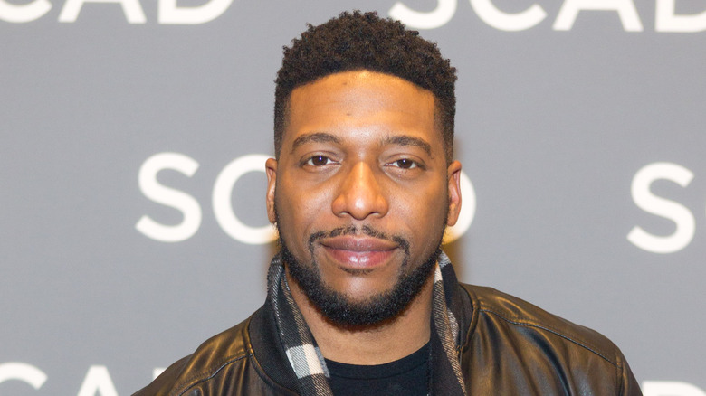 Jocko Sims, 2019 red carpet, smirking, no facial hair