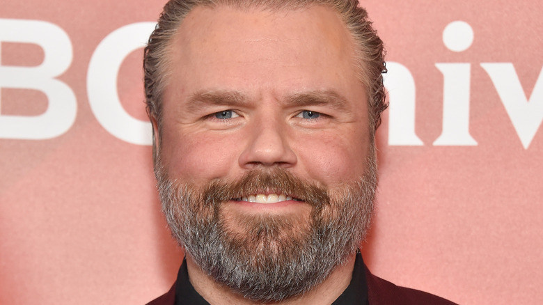  Tyler Labine, facial hair, smiling, 2020 red carpet