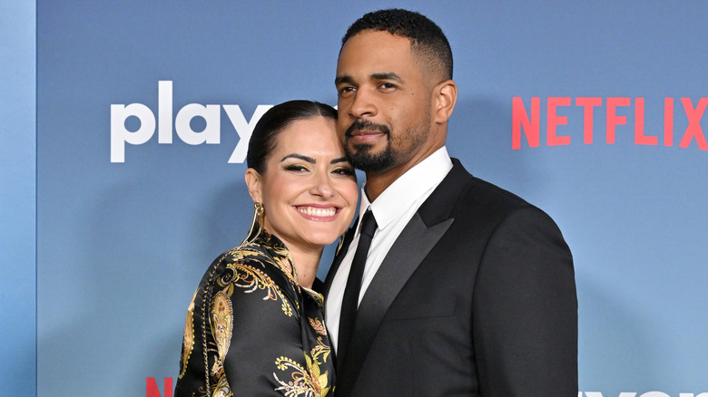 Samara Saraiva hugging Damon Wayans Jr. on the red carpet.