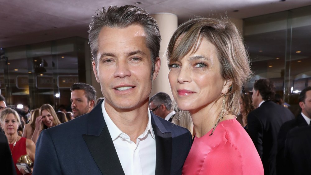 Timothy Olyphant and Alexis Knief posing on red carpet